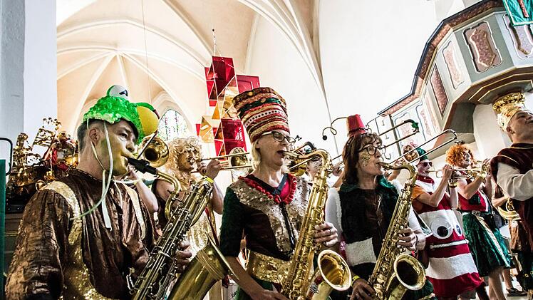Toller Auftritt: Die Quastenflosser werden bei ihrem Auftritt in der Heilig-Kreuz-Kirche von zahlreichen begeisterten Zuhörern gefeiert. Foto: Jochen Berger