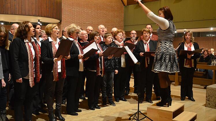 Sieben Jugendliche aus Stralsbach sangen nicht nur mit CHORisma, sondern auch mit dem Gemischten Chor der Sängerlust. Hier ist auch Dirigentin Ganna Kravchenko in Aktion zu sehen.  Foto: Kathrin Kupka-Hahn