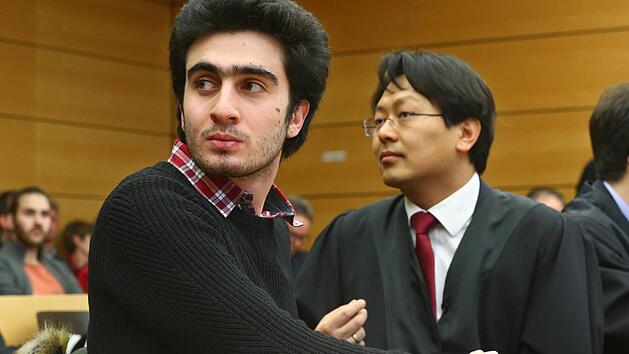 Das soziale Netzwerk Facebook will f&uuml;r die Verbreitung verleumderischer Inhalte kein Schmerzensgeld an den syrischen Fl&uuml;chtling Anas Modamani zahlen. Foto: Karl-Josef Hildenbrand/dpa