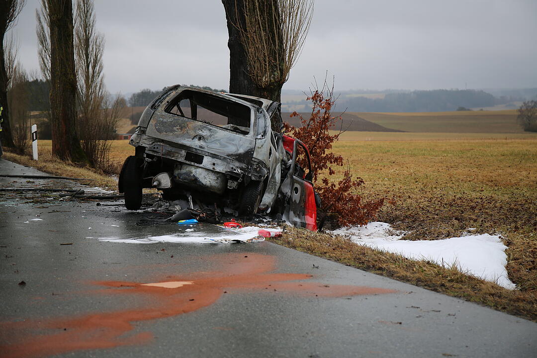 Schwerer Unfall im Kreis Kulmbach - Mann im Fahrzeug verbrannt