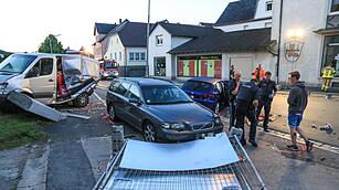 Nach Flucht vor der Polizei: Autofahrer erfasst Fußgänger im Kreis Coburg - drei Menschen teils schwerst verletzt