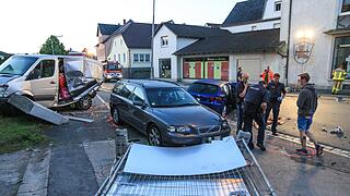 Nach Flucht vor der Polizei: Autofahrer erfasst Fußgänger im Kreis Coburg - drei Menschen teils schwerst verletzt