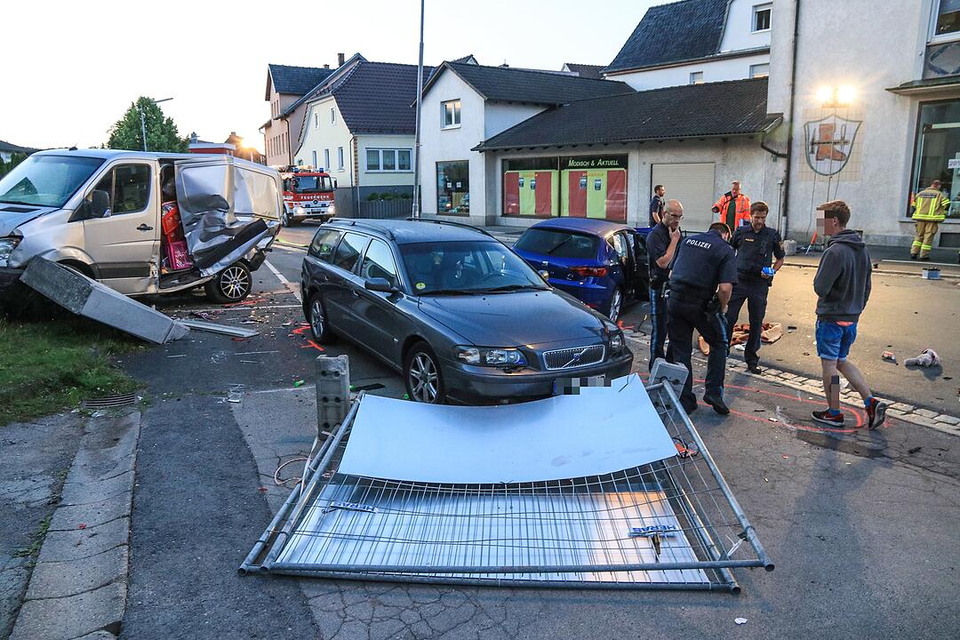 Nach Flucht vor der Polizei: Autofahrer erfasst Fußgänger im Kreis Coburg - drei Menschen teils schwerst verletzt