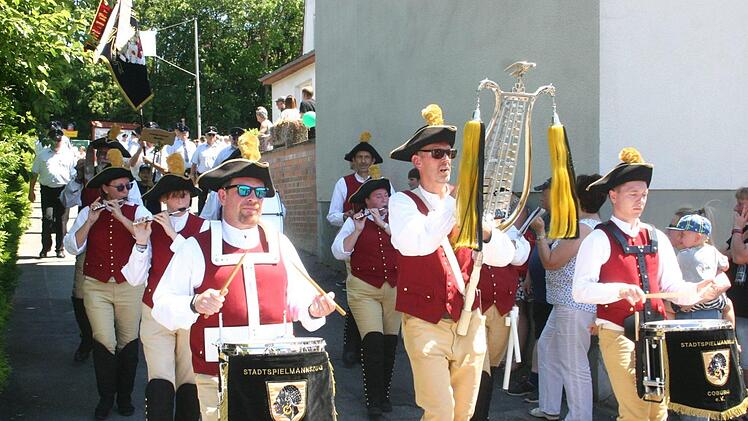 Für die Musiker (hier der Stadtspielmannszug Coburg)  wurde der Umzug bei hochsommerlichen Temperaturen gleich zur doppelten Belastung: Für sie hieß es nicht nur marschieren, sondern auch noch musizieren.Rebhan