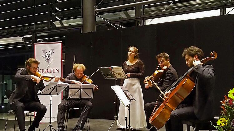 Eindringliche Gestaltungskraft demonstrierten die Sopranistin Francesca Paratore und das Goldmund Quartett bei ihrem Auftritt beim Coburger "Verein".Foto: Jochen Berger
