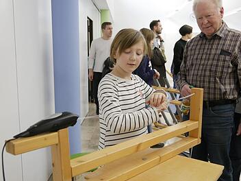 Lehrreiche Experimentierstationen sind zurzeit in der Dörfles-Esbacher Emil-Fischer-Grundschule aufgebaut. Foto: Manja von Nida