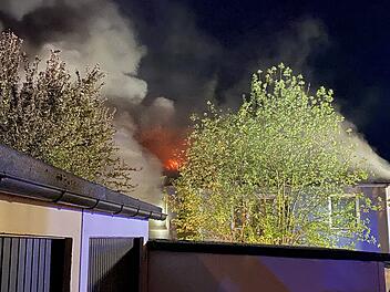 Flammen schlagen aus Reihenhaus
