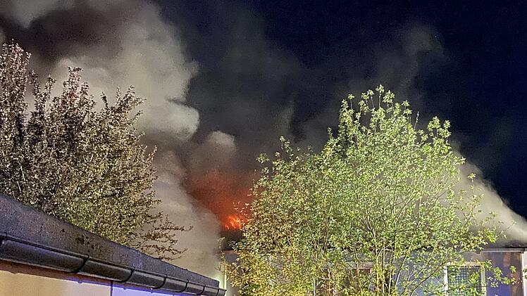 Flammen schlagen aus Reihenhaus