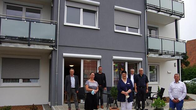 Bei der Einweihung waren dabei: Emil Müller, Anne Hilpert-Böse (Geschäftsführerin vom Caritas-Kreisverband), 2. Bürgermeister Anton Schick, Simone Sick (Pflegedienstleitung), Diakon Christoph Glaser und Bernhard Wolf.  Foto: Klaus Werner