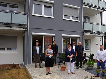 Bei der Einweihung waren dabei: Emil Müller, Anne Hilpert-Böse (Geschäftsführerin vom Caritas-Kreisverband), 2. Bürgermeister Anton Schick, Simone Sick (Pflegedienstleitung), Diakon Christoph Glaser und Bernhard Wolf.  Foto: Klaus Werner