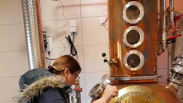 Der Brennvorgang ist beendet, nun kontrolliert Ina Kirschner die Reinigung der Anlage durch ein Sichtfenster.Cordula Kelle-Dingel