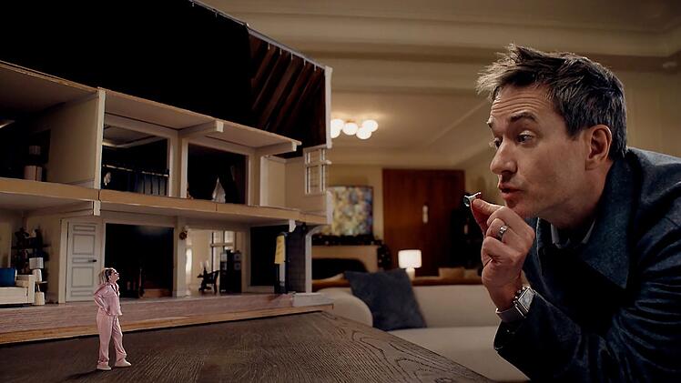 Damit er sie besser h&ouml;ren kann, schrumpft Les (Matthew Macfayden) f&uuml;r seine Frau Lindy (Elizabeth Banks) gleich noch ein Megafon.