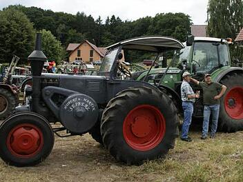 Alt und neu: Vorne ein Lanz Glühkopf von 1939 bis 55 PS, dahinter ein Fendt 720 Vario von 2012 mit 200 PS.