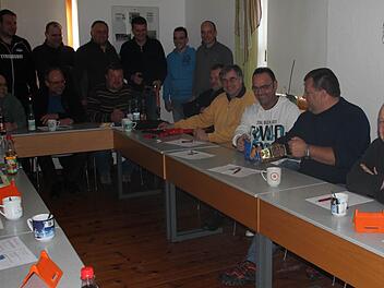 Den richtigen Umgang mit Spanngurten üben unter den kritischen Augen der Kollegen Steffen Hohnhausen und Thomas Oppel (Zweiter und Dritter von rechts).