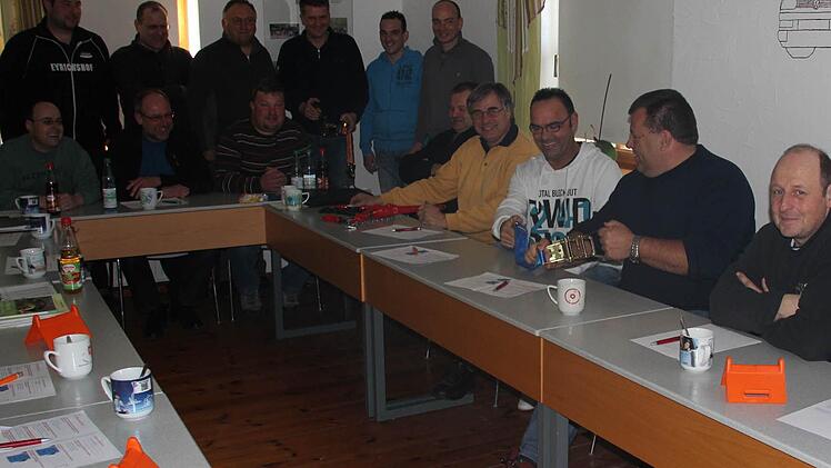 Den richtigen Umgang mit Spanngurten üben unter den kritischen Augen der Kollegen Steffen Hohnhausen und Thomas Oppel (Zweiter und Dritter von rechts).