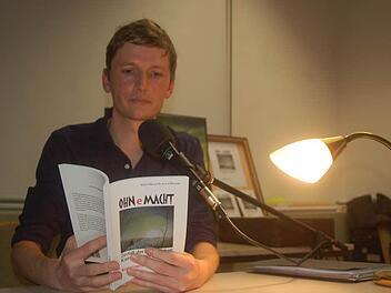 Ein Abend, der nachdenklich macht: Der Journalist Björn Menzel liest in VHS-Saal Coburg aus dem Buch "OhneMacht". Foto: Gabi Arnold