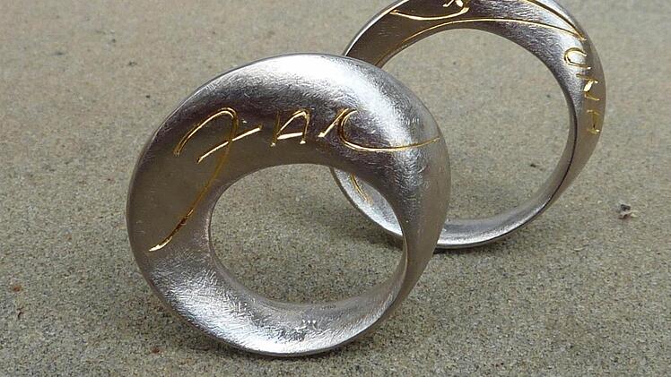 Mit diesen Eheringen - Möbiusringen - fällt man mit Sicherheit auf.  Foto: privat