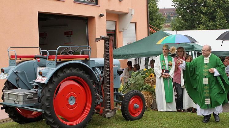 Pater Michael beim Segnen eines alten "Eicher"