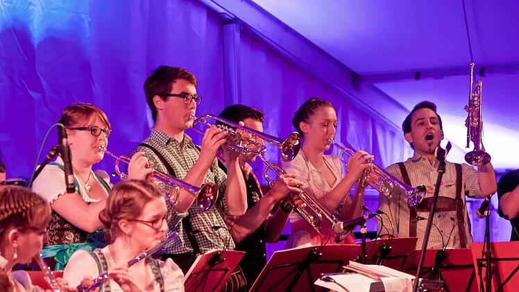 Die "Original Prinz Albert Blasmusik" begeistert beim ersten "OktOPAfest" in Coburg. Fotos: Jochen Berger