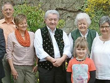 80. Geburtstag feierte in Nurn Franz Deuerling (Vierter von links). Mit im Bild (von links) Sohn Frank, Schwiegersohn Martin Wich, Tochter Bärbel, Ehefrau Ilse, Urenkelin Juliana, Schwiegertochter Brigitta, Zweiter Bürgermeister Bruno Beierlorzer und Enkelin Tanja.  Foto: Hans Franz