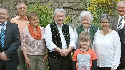 80. Geburtstag feierte in Nurn Franz Deuerling (Vierter von links). Mit im Bild (von links) Sohn Frank, Schwiegersohn Martin Wich, Tochter Bärbel, Ehefrau Ilse, Urenkelin Juliana, Schwiegertochter Brigitta, Zweiter Bürgermeister Bruno Beierlorzer und Enkelin Tanja.  Foto: Hans Franz