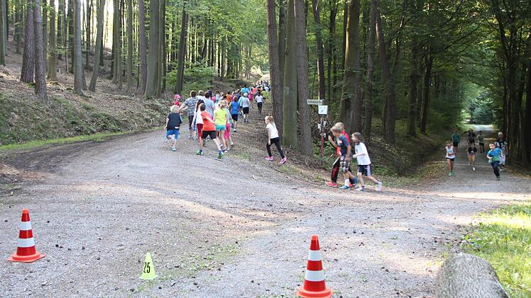 Zwei Strecken gibt's: Die kleinen Kinder laufen 600 Meter, die großen 900 Meter. Foto: Ulrike Müller