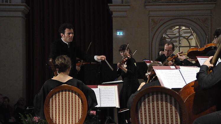 Bei einem Nachmittagskonzert im König Ludwig I.-Saal des Staatsbades verzauberte das Bayerische Kammerorchester Bad Brückenau, unter der musikalischen Leitung von Simon Gaudenz, mit einem außergewöhnlichen Programm.  Foto: Peter Klopf