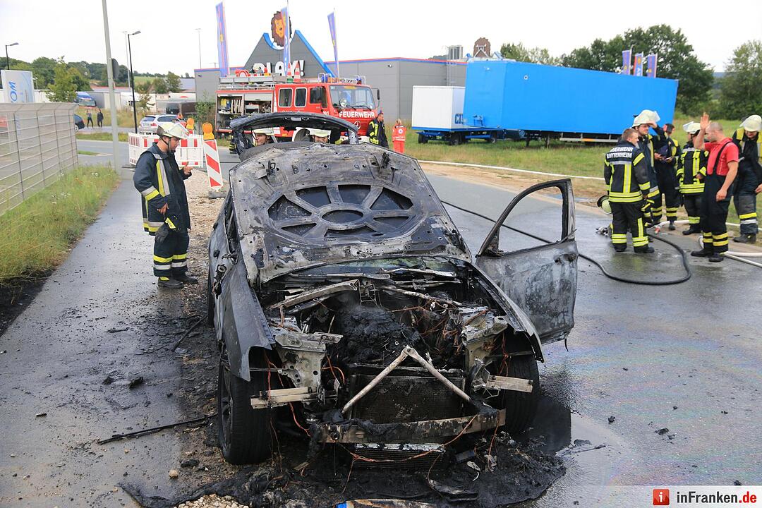 Auto brennt in Buttenheim aus