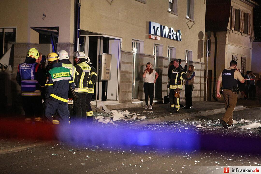 Unbekannte sprengen Geldautomat im Kreis Schweinfurt – Großfahndung läuft