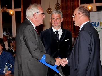 CSU-Fraktionsvorsitzender Thomas Kreuzer im Gespr&auml;ch mit MdL Steffen Vogel und Landrat Wilhelm Schneider (von links)G&uuml;nther Geiling