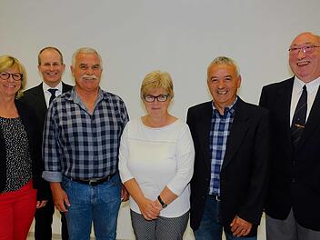 Rita Schaupp (von links), Dr. Alexander Siebel und Gerald Neupert (rechts) gratulierten  den Spendern  Manfred Baumgart sowie  Roswitha und Gerhard Machwart. Foto: Gerd Schaar