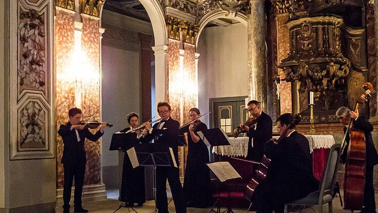 Die Kammerphilharmonie Köln präsentierte beim Konzert in der Coburger Schlosskirche ein populäres Programm von Vivaldi bis Offenbach.Foto: Jochen Berger