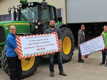 Ralf Geyer, Alexander Schüpferling (von links) und Alfred Winkler (rechts) waren bei der Demonstration in Würzburg dabei. Daniel Wagner aus Mühlhausen (Zweiter von rechts) war zwar nicht in Würzburg, vertritt aber die gleiche Meinung. Foto: Evi Seeger