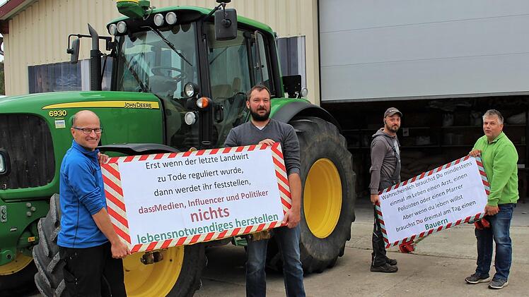 Ralf Geyer, Alexander Schüpferling (von links) und Alfred Winkler (rechts) waren bei der Demonstration in Würzburg dabei. Daniel Wagner aus Mühlhausen (Zweiter von rechts) war zwar nicht in Würzburg, vertritt aber die gleiche Meinung. Foto: Evi Seeger
