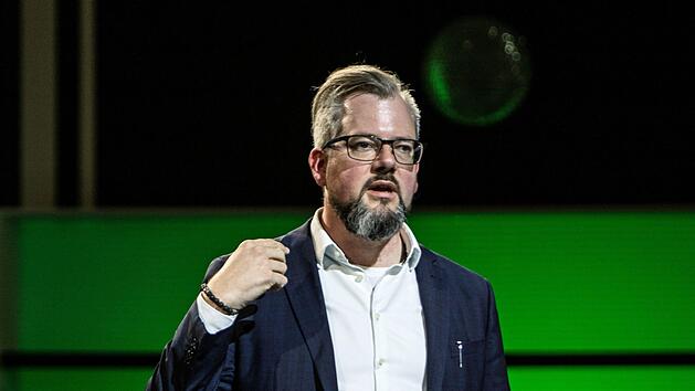 Intendant Bernhard F. Loges begrüßtes das Ensemble des Landestheaters zum Probenaufakt der neuen Saison.Foto: Jochen Berger