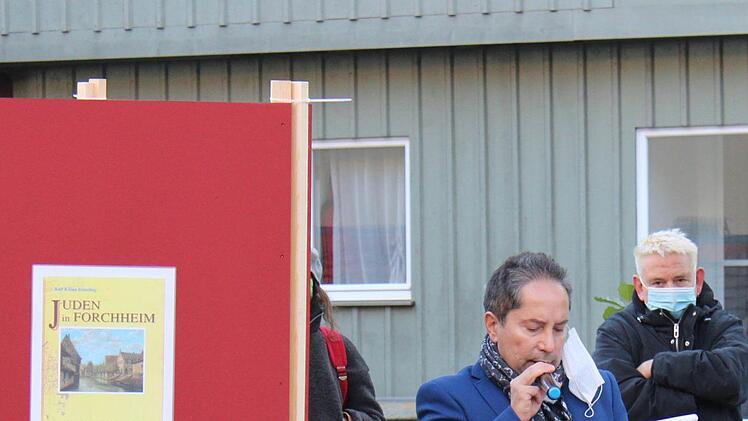 Atila Karabag ging auf die Pogromnacht in Forchheim ein. Auf Schautafeln wurden au&szlig;erdem Bilder gezeigt. Foto: Vera Schiller