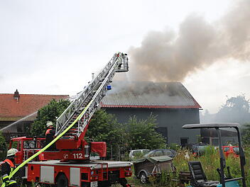 Werkstatt völlig ausgebrannt: Feuerwehr kann Wohnhaus retten