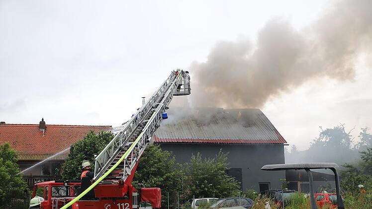 Werkstatt völlig ausgebrannt: Feuerwehr kann Wohnhaus retten