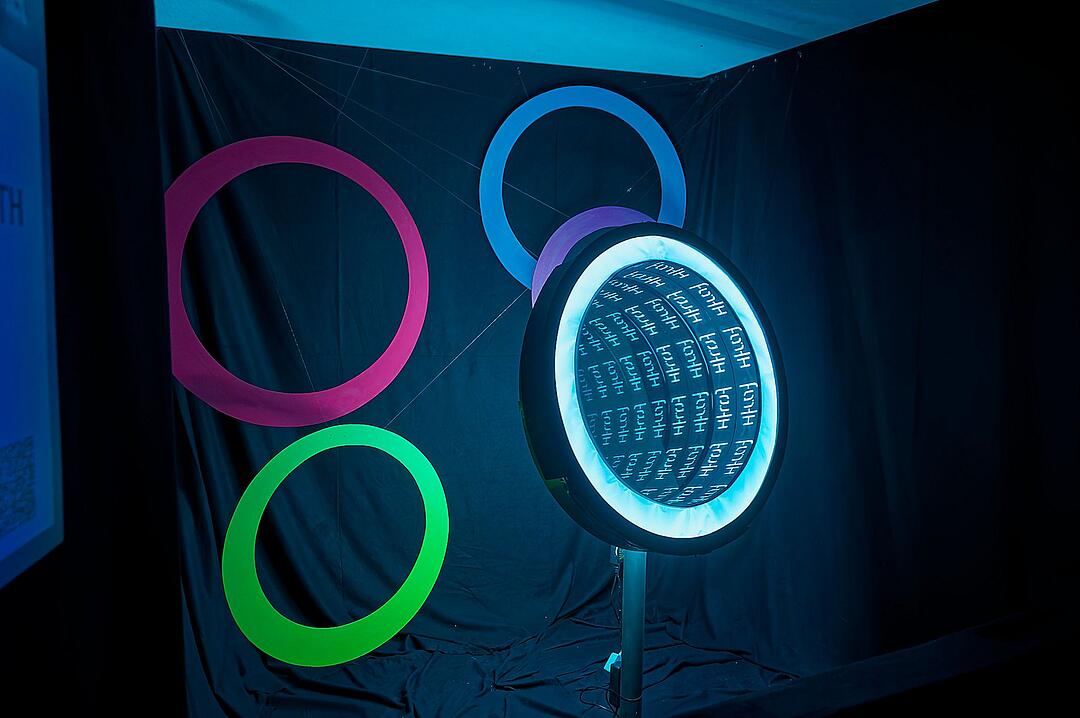 Eine magische Kulisse mit effektvoll platzierter Lichtkunst.