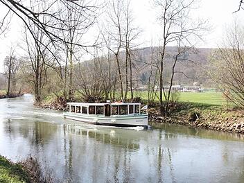 So sieht die Saale heute aus. Bei einer geplanten Bewirtschaftung, wie das Wasserwirtschaftsamt sie will, wäre möglicherweise Schluss mit der Schifffahrt. Und einen freien Blick in die Au gäbe es wohl auch nicht mehr überall.  Foto: Edgar Bartl