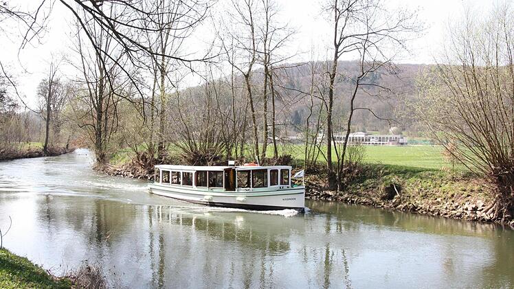 So sieht die Saale heute aus. Bei einer geplanten Bewirtschaftung, wie das Wasserwirtschaftsamt sie will, wäre möglicherweise Schluss mit der Schifffahrt. Und einen freien Blick in die Au gäbe es wohl auch nicht mehr überall.  Foto: Edgar Bartl
