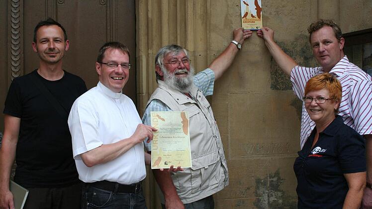 An diese Stelle der Stadtpfarrkirche St. Johannes soll die Plakette "Lebensraum Kirchturm" angebracht werden. Foto: Sabine Paulus