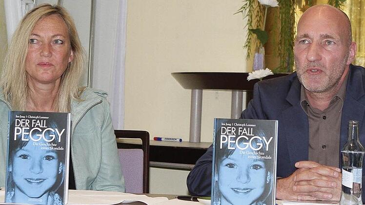 Die beiden Autoren Ina Jung und Christoph Lemmer bei der Pressekonferenz in Bayreuth Foto: Jochen Nützel