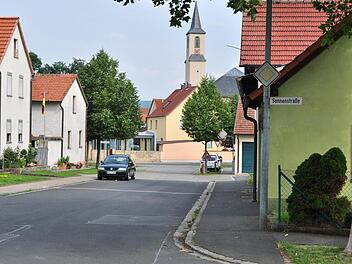 In Wonfurt, Dampfach und Steinsfeld werden fast sämtliche Siedlungsgebiete zu Tempo-30-Zonen. Dort gilt dann in Zukunft die Vorfahrtsregel "Rechts vor Links". Insgesamt können 42 Vorfahrtsschilder abgebaut werden. Unser Bild zeigt Wonfurt. Foto: Ulrike Langer