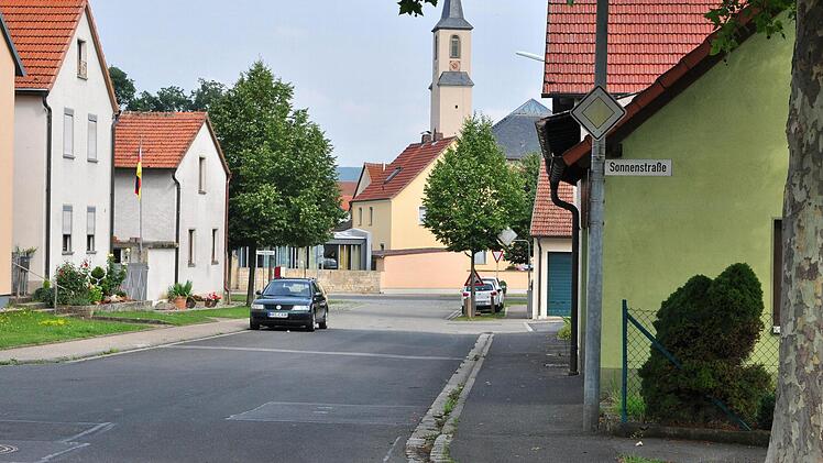 In Wonfurt, Dampfach und Steinsfeld werden fast sämtliche Siedlungsgebiete zu Tempo-30-Zonen. Dort gilt dann in Zukunft die Vorfahrtsregel "Rechts vor Links". Insgesamt können 42 Vorfahrtsschilder abgebaut werden. Unser Bild zeigt Wonfurt. Foto: Ulrike Langer
