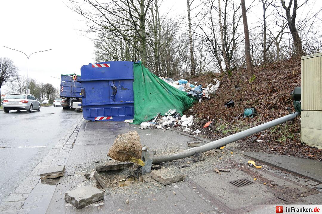 Müll-Laster in Forchheim umgekippt