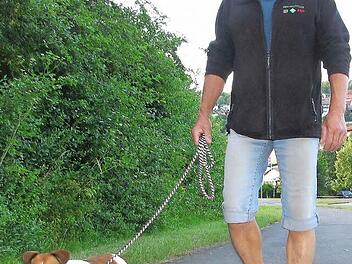 Hansi Dorn und seine Jack Russel Terrier Hündin Sandy: Sobald es die Temperaturen einigermaßen zulassen, sind für ihn Schuhe kein Thema mehr - jedenfalls dann, wenn die beiden auf Achse sind. Seit fünf Jahren ist der Ebelsbacher meist barfuß unterwegs.  Foto: Ralf Naumann