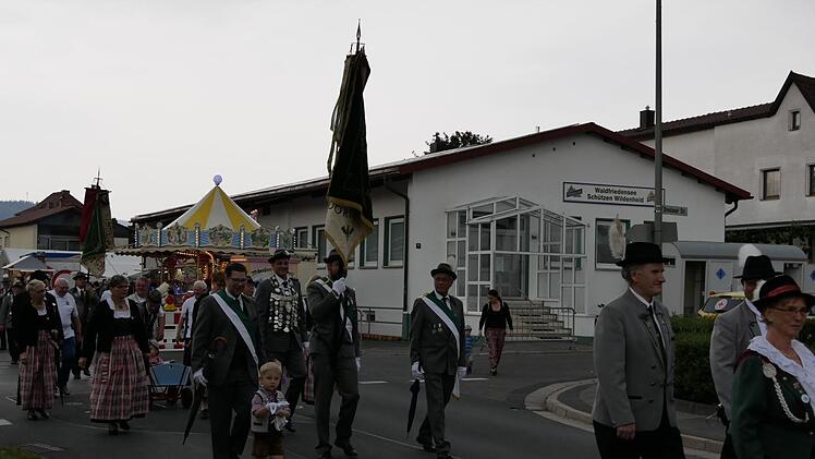 Die befreundeten Vereine marschieren los. Foto: Manja von Nida