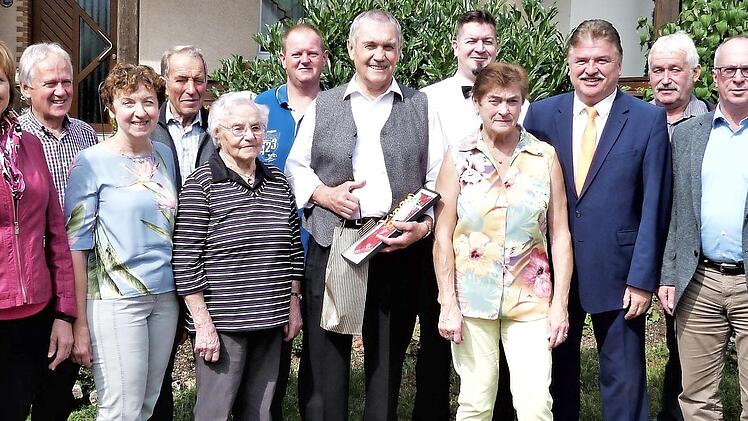 Unser Bild zeigt Gerhard Maiwald (mit Geschenk) mit seiner Ehefrau Renate (rechts daneben) inmitten seiner Geburtstagsgäste. Foto: Werner Reißaus