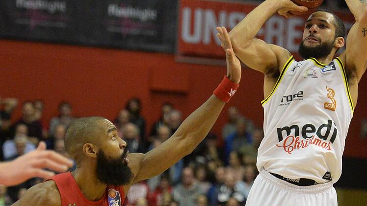Kassius Robertson schließt ab, links Brandon Thomas. Foto: Peter Mularczyk
